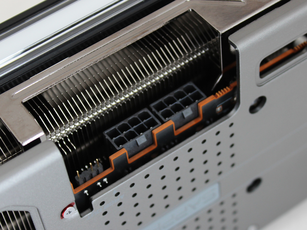 Sapphire sieht zwei 8-Pin-PCIe-Anschlüsse für die Stromversorgung des Boliden vor.