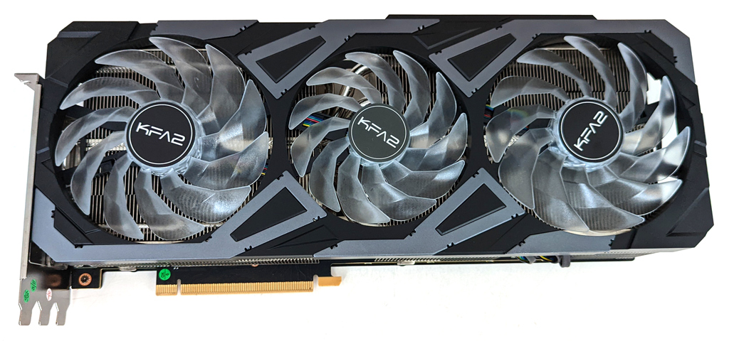Drei Axial-Lüfter zeichnen sich für die Kühlung der GeForce-GPU verantwortlich.