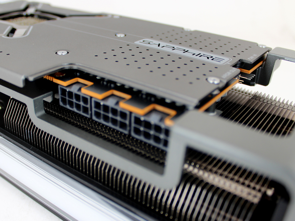 Hersteller Sapphire sieht drei 8-Pin-PCIe-Anschlüsse für die Stromversorgung des Boliden vor.
