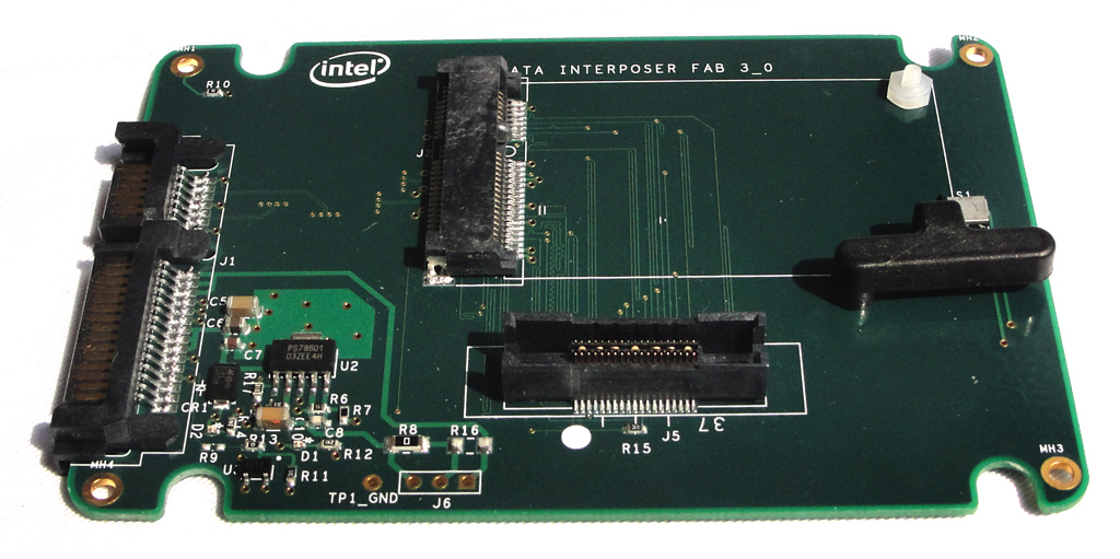 Für die Tests in einem Non-mSATA-System lieferte uns Intel einen passenden Adapter mit.