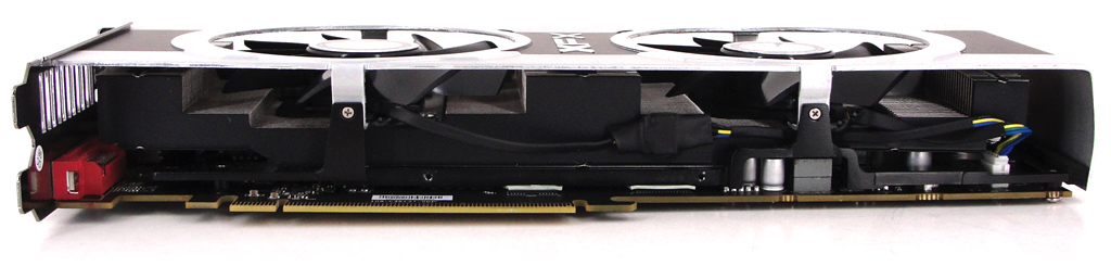 Die Kühlung der XFX Radeon HD 7950 Black Edition Dual Fan von der Seitenansicht.