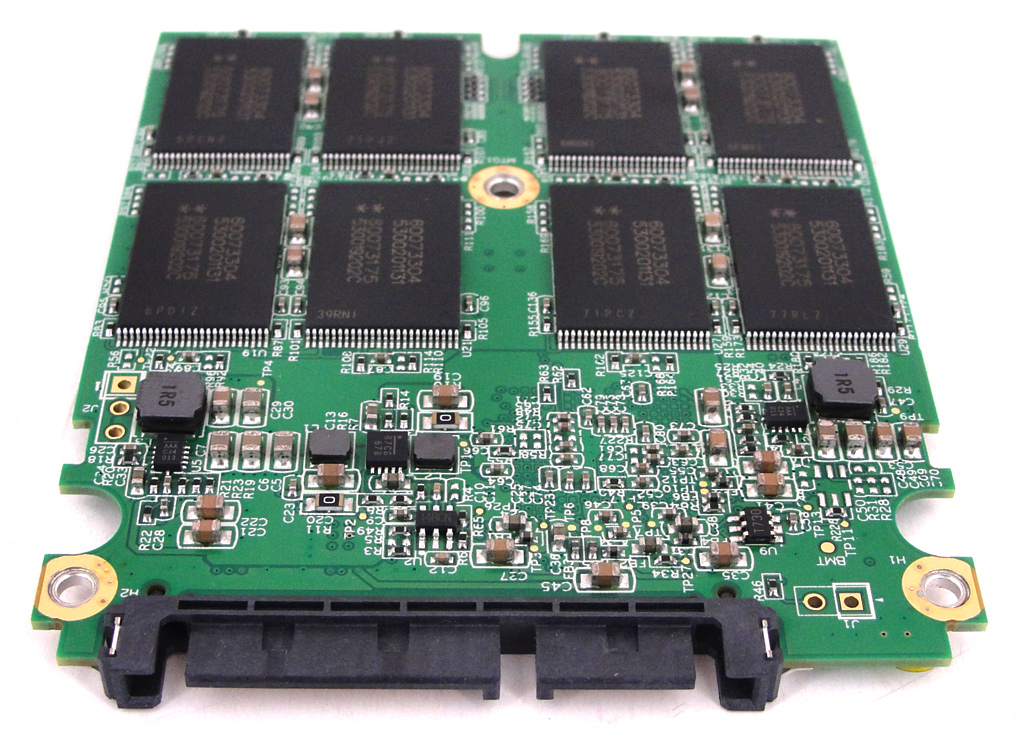 Insgesamt 8 MLC-NAND-Speicher finden auf der SX900 mit 256 GB Platz.