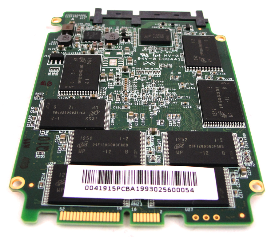 Insgesamt 16 MLC-NAND-Speicher finden auf der Vertex 450 mit 256 GB Platz.
