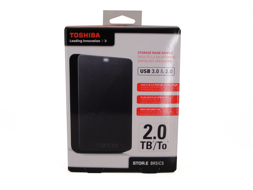 Toshiba Stor.E Basics (HDTB120EK3BA) in der Verpackung (links) und ohne Verpackung (rechts).