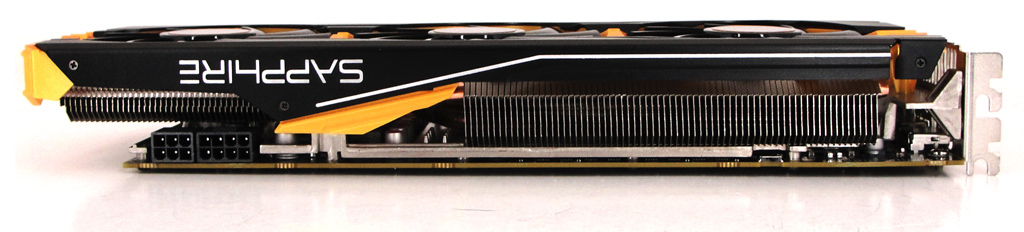 Die Radeon R9 290X Tri-X OC von Sapphire in der Seitenansicht.