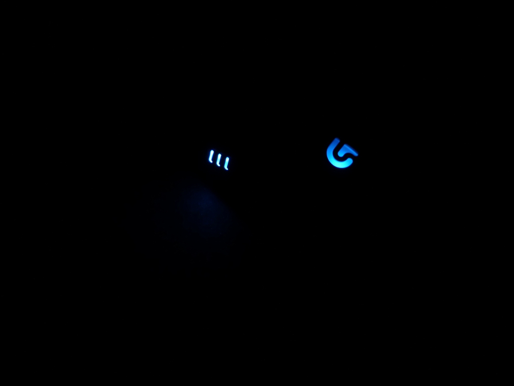Die Fusion Engine macht sich im Alltag nicht Bemerkbar. Im Dunkeln leuchtet die Maus dezent blau.