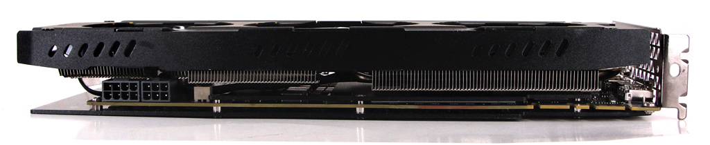 Die PNY GeForce GTX 980 Ti XLR8 OC von der Seite.