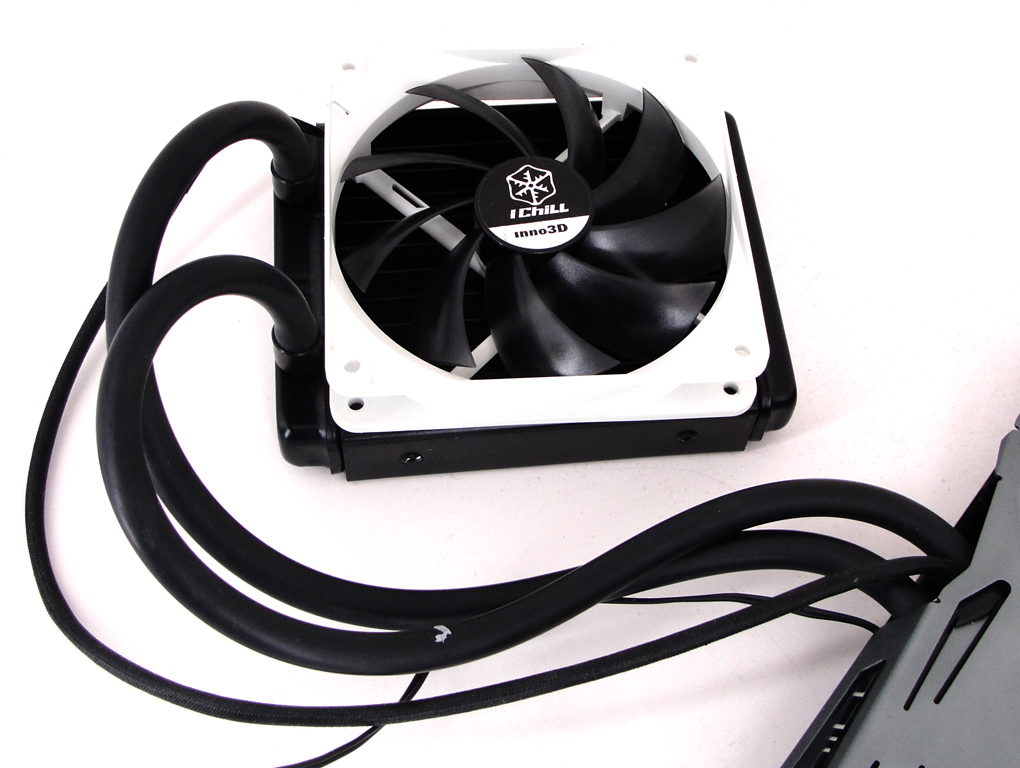 Die iChill GTX 980 Ti Black Accelero Hybrid S mit eigenem Radiator.