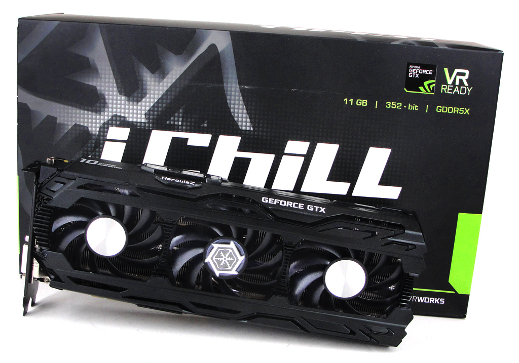 Die Inno3D iChill GeForce GTX 1080 Ti X3 Ultra Grafikkarte samt dazugehöriger Verpackung abgelichtet.