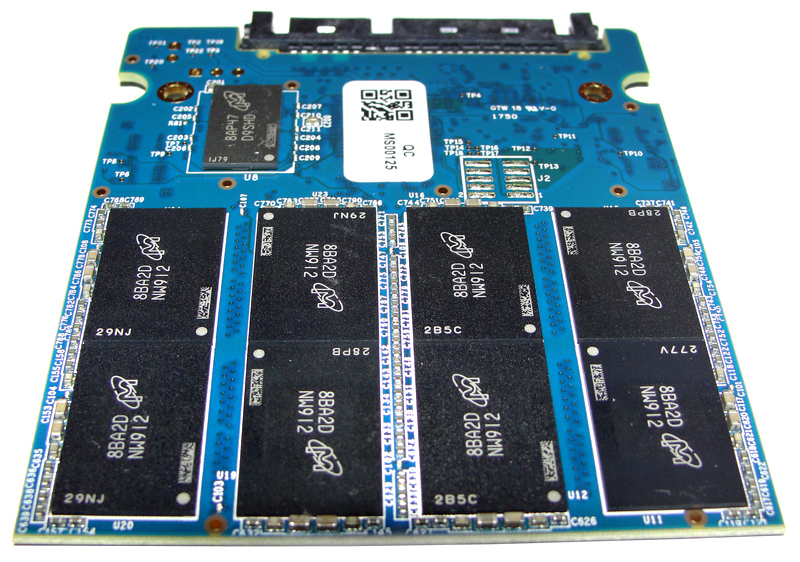 Ein Blick auf das PCB der Crucial MX500 als SATA-Version.