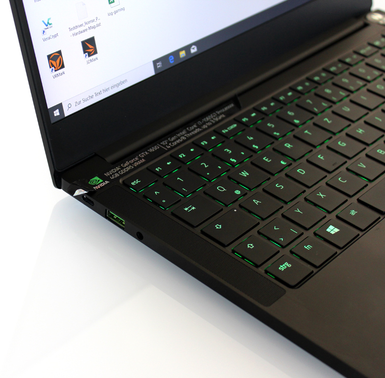 Das Blade ist mit einer QWERTZ-Tastatur samt RGB-Hintergrundbeleuchtung ausgestattet, die ab Werk selbstverständlich im typischen Razer-Grün erstrahlt.