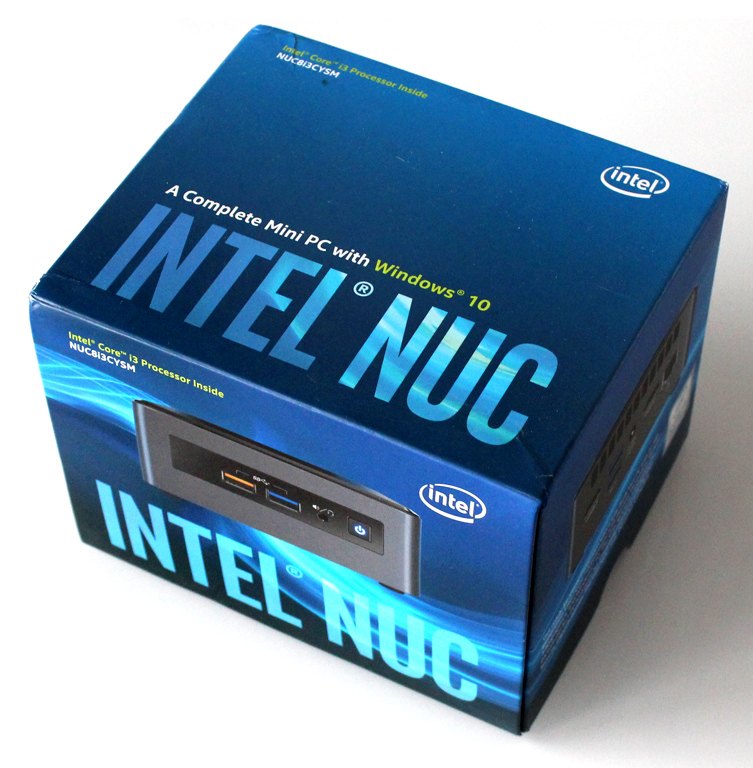 Die Verpackung des Intel NUC Kit NUC8i3CYSM kommt im bekannten und NUC-üblichen Look.