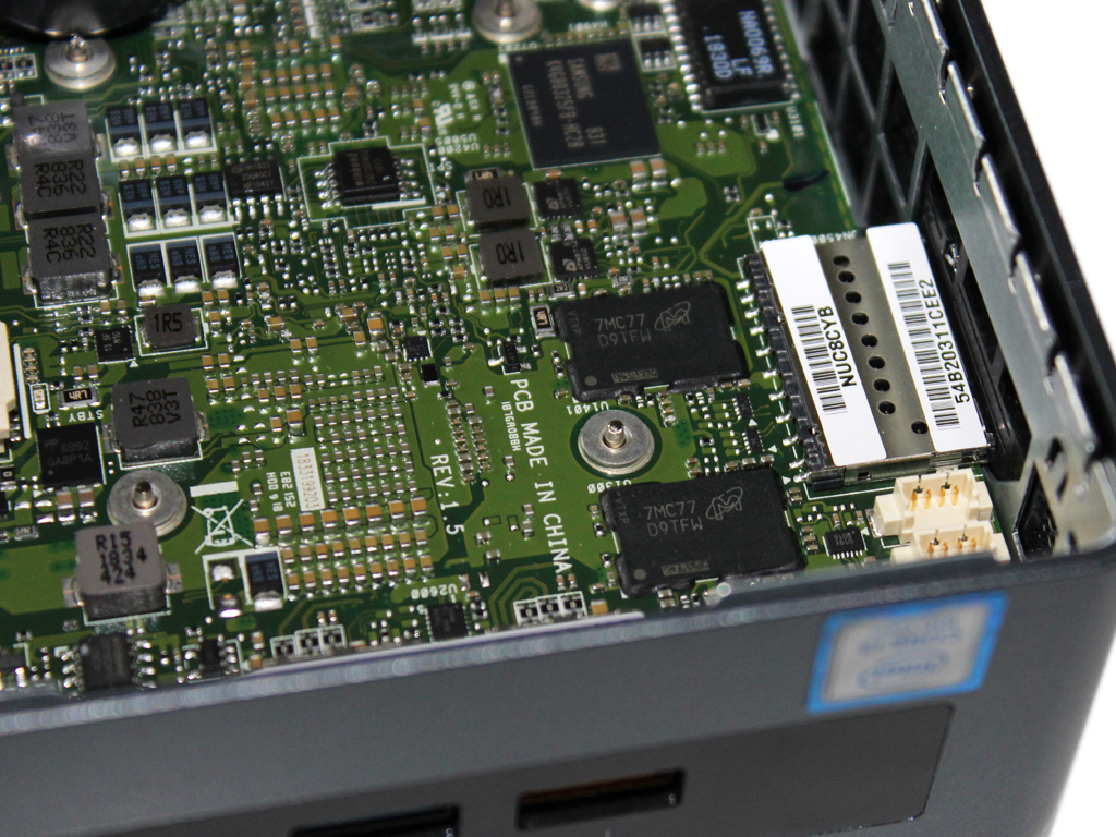 Qual der Wahl: Im Inneren des NUC-Kits ist Platz für klassische SATA-Laufwerke und/oder für moderne NVMe M.2-SSDs mit noch mehr Performance.