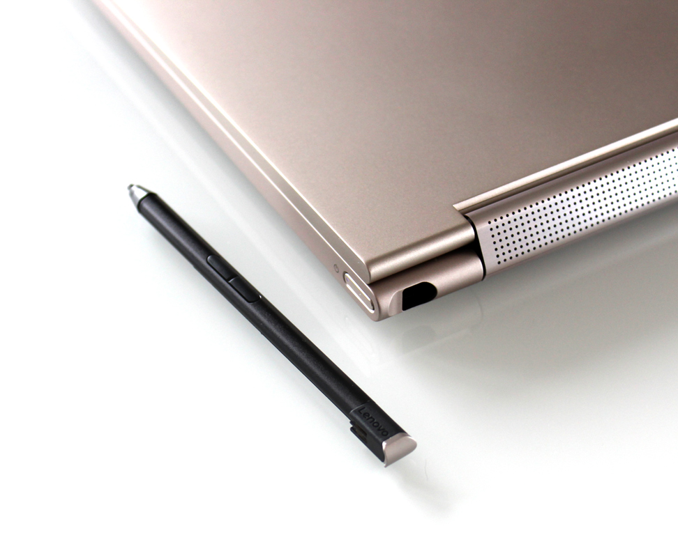 Der Active Pen findet direkt im Gehäuse Platz und wird damit nicht nur sicher verstaut, sondern auch wieder aufgeladen.