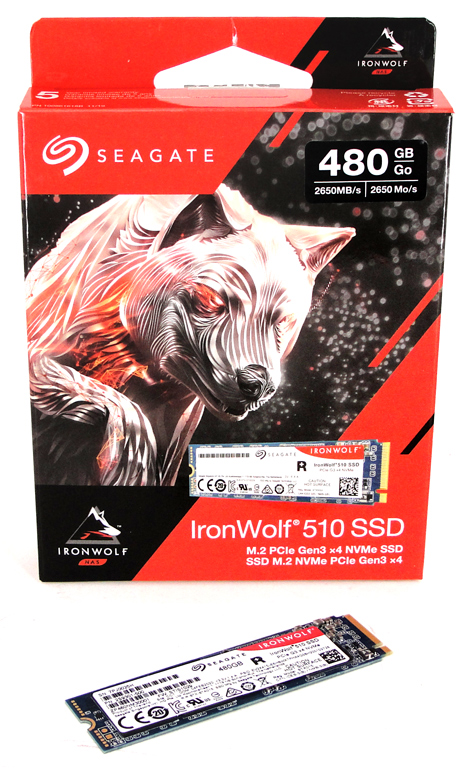 Die IronWolf 510 SSD mit 480 GB samt passender Verpackung abgelichtet.