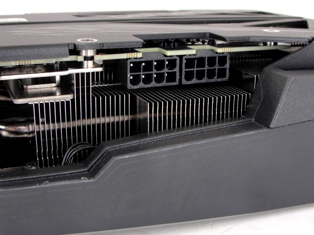 Für die Stromversorgung sieht der Hersteller zwei 8-Pin PCIe-Anschlüsse vor und hebt die TDP auf 240 Watt an.
