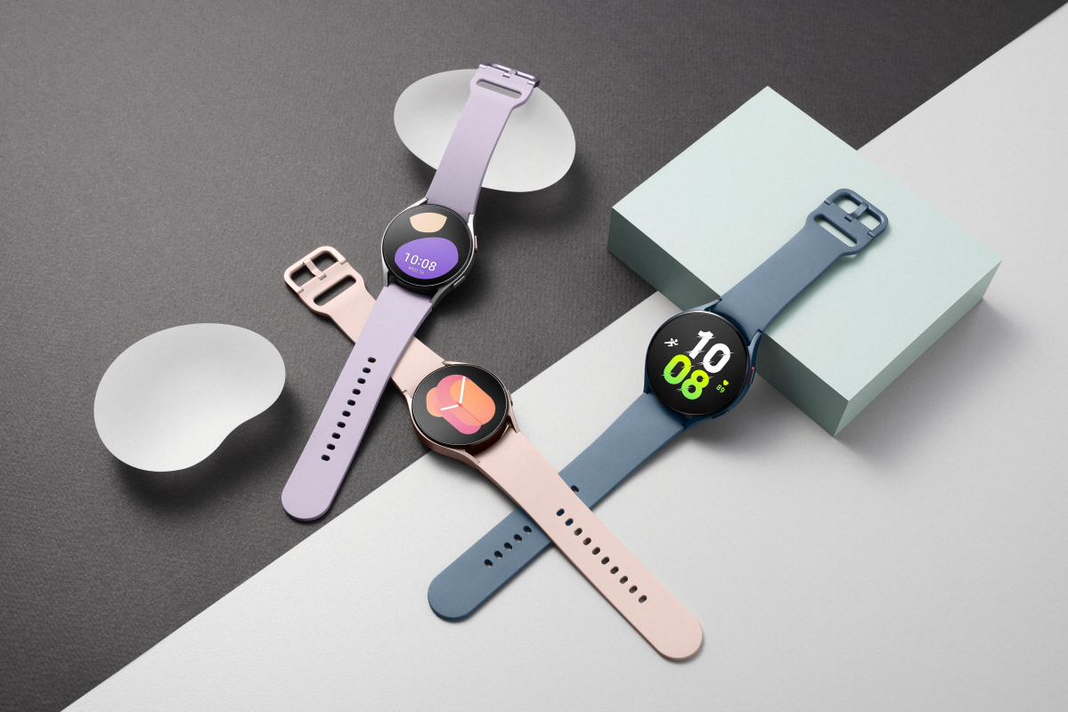 Die neuen Galaxy Watch5 Modelle bieten leistungsfähige Sensortechnologie, personalisiertes Design und ein robustes Äußeres.