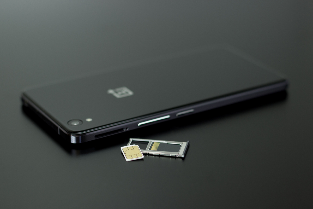Der Steckplatz für die klassische SIM-Karte ist bei Smartphones oft seitlich angebracht.